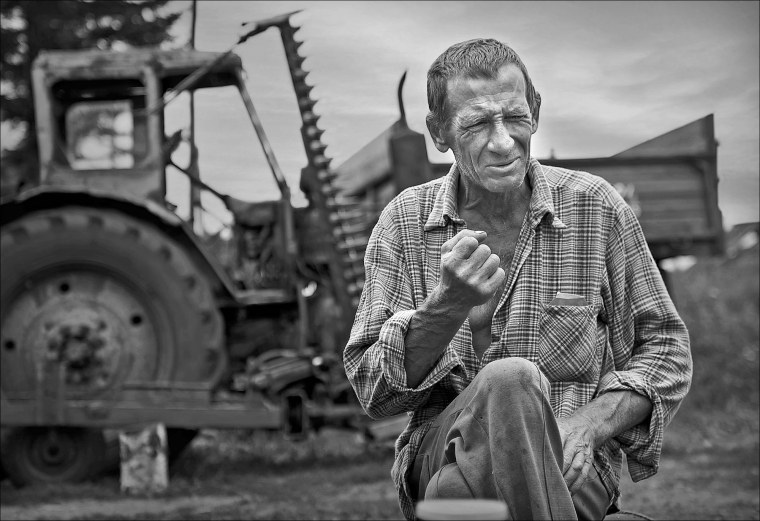 Тракторист возле МТЗ 80