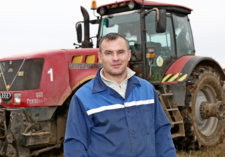 Трактор Беларус в поле