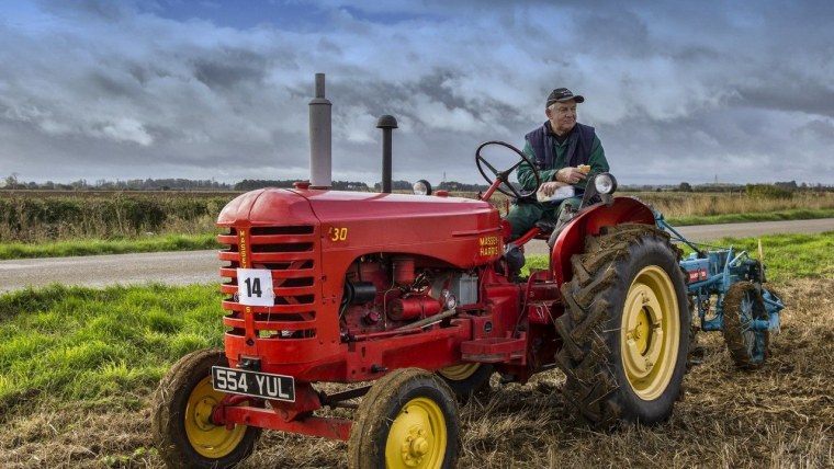 Мужчина на тракторе