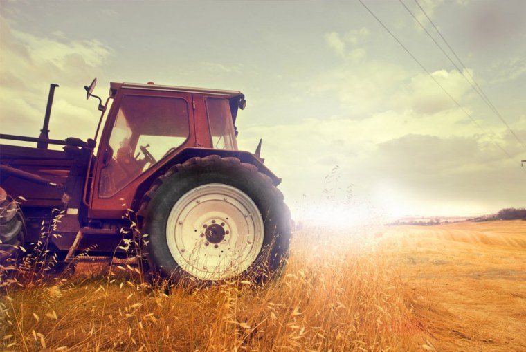 Тракторист в поле