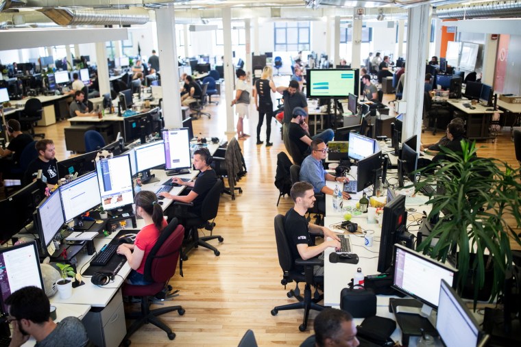 Логотип Ubisoft вид сбоку