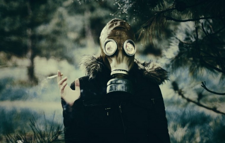 Парень в противогазе