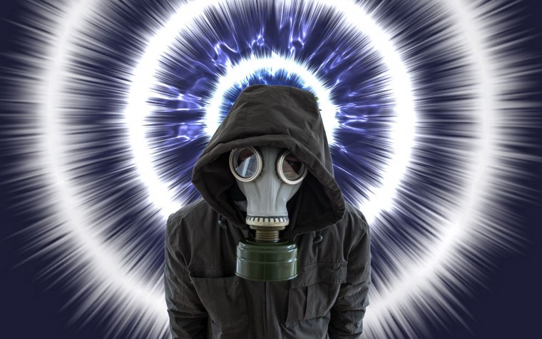 В капюшоне и маске