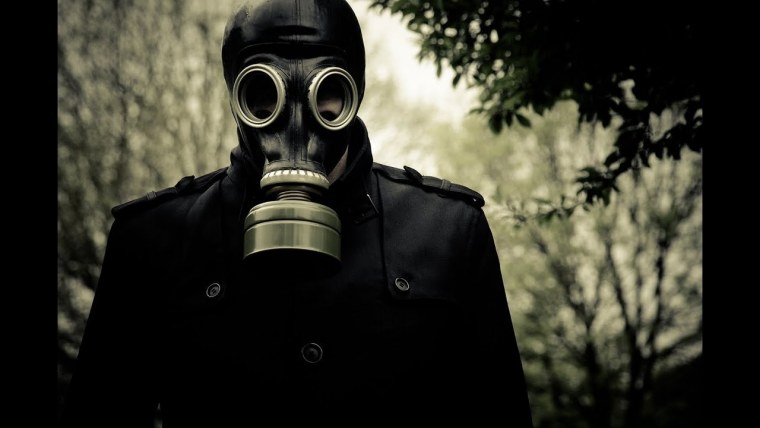 Парень в противогазе