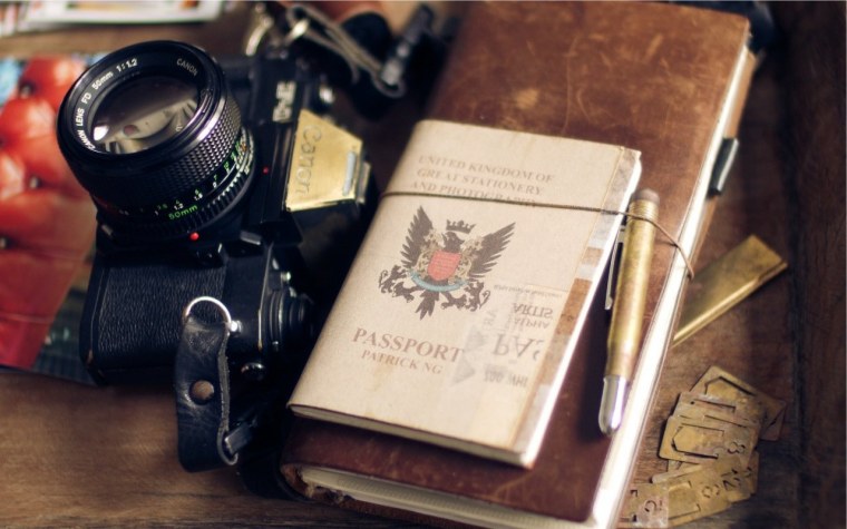 Фотоаппарат и блокнот