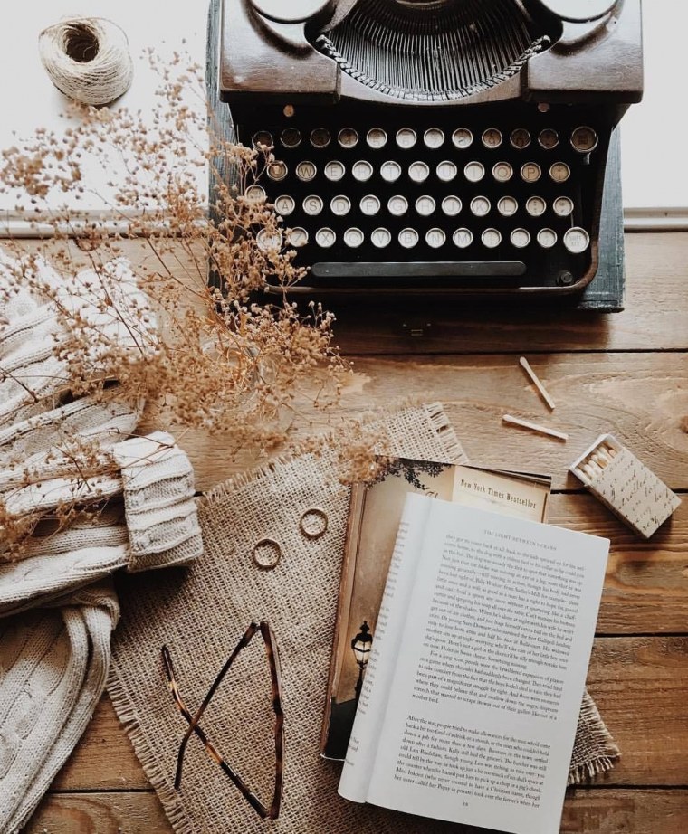 Печатная машинка на столе