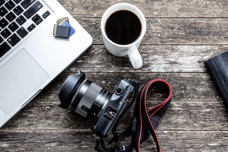Фотоаппарат на столе
