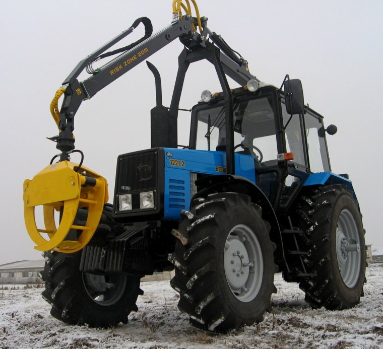 Лесной трактор МТЗ 1221