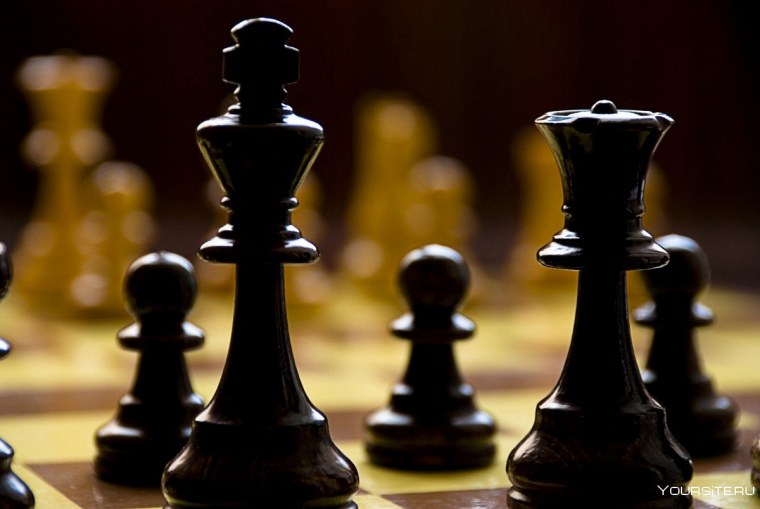 Шахматные фигуры на черном фоне