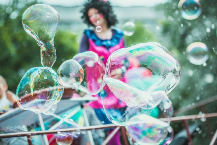 Надувание мыльных пузырей