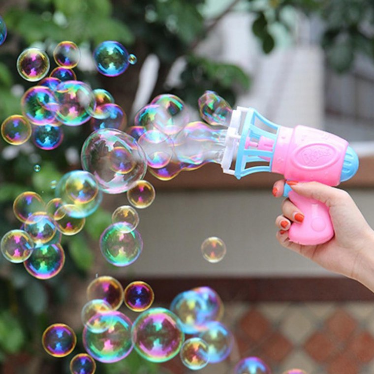 Дует мыльные пузыри