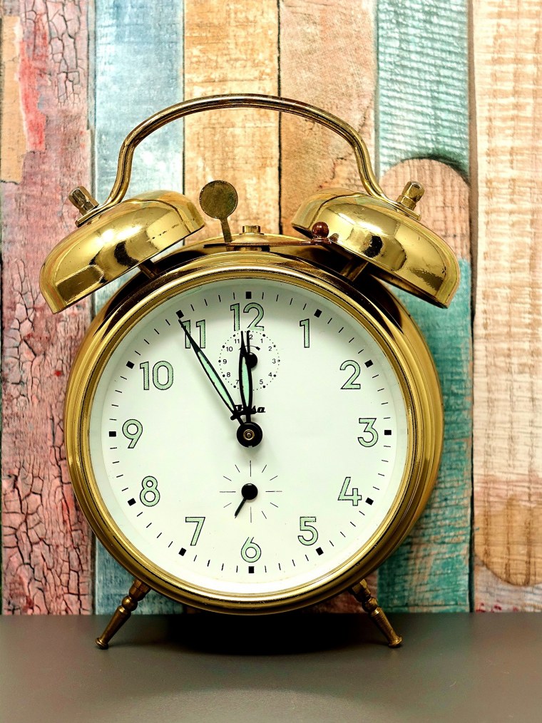 Часы будильник