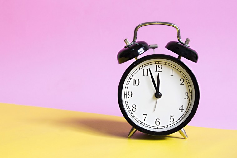 Будильник на столе