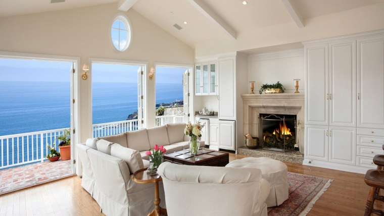 Гостиная с видом на море