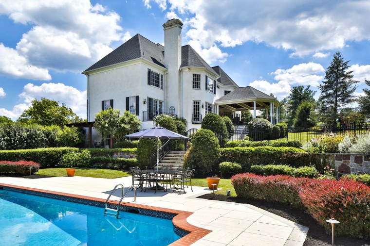 Дом с бассейном и садом