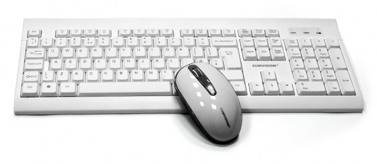 Белый компьютер с клавиатурой и мышкой