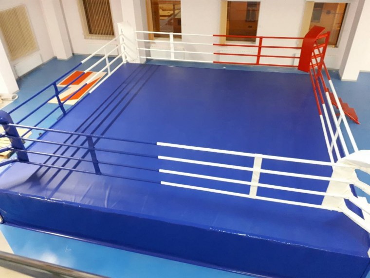Боксерский ринг в зале