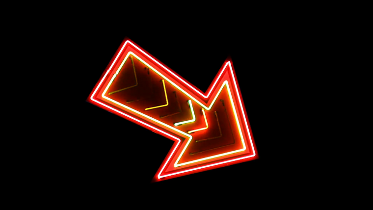 Красная стрелка на черном фоне