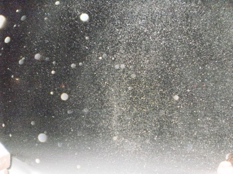 Частицы пыли на черном фоне