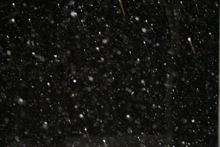 Сильный дождь на черном фоне