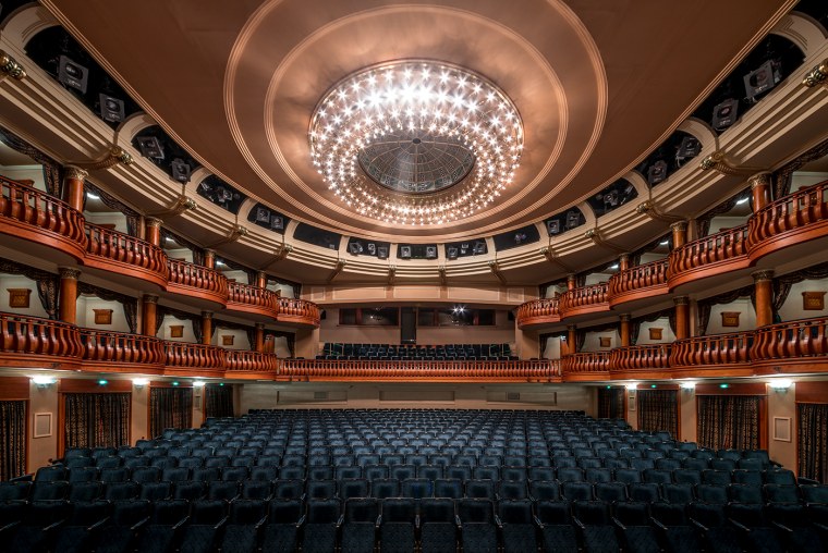 Зрительный зал талия театр Будапешт