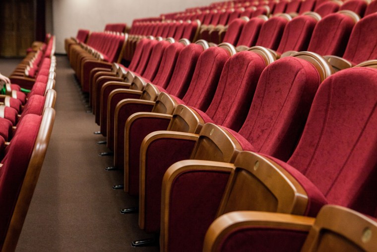 Театральные кресла в зале