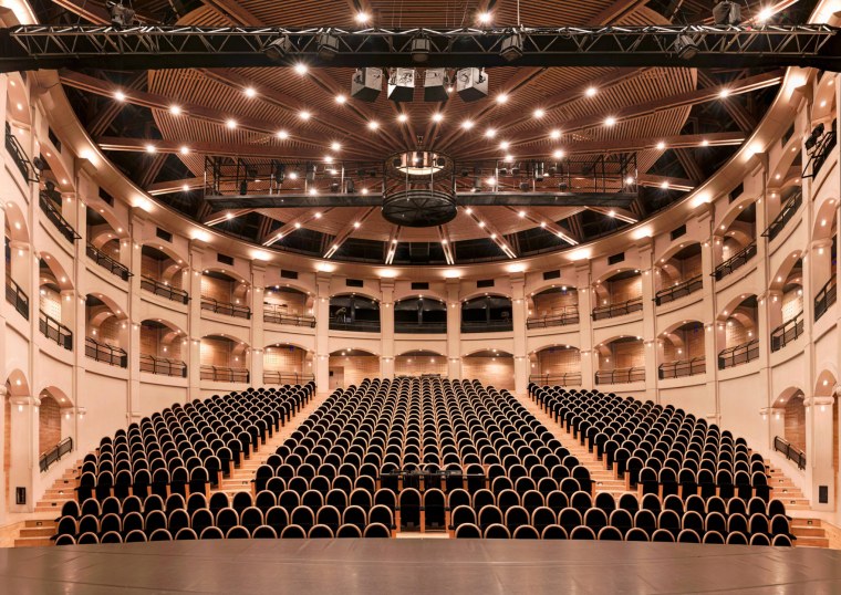 Зрительный зал со сцены