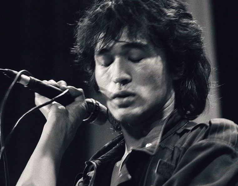 Виктор Цой курит фото