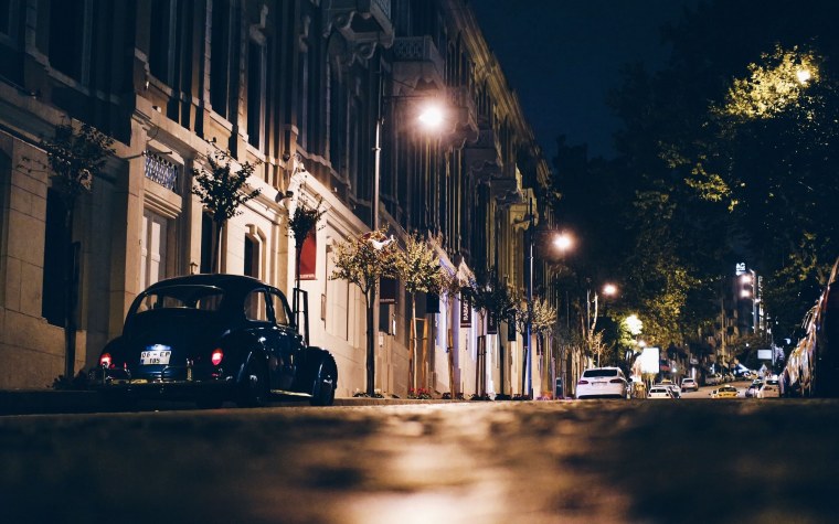 Вечерняя улица с фонарями