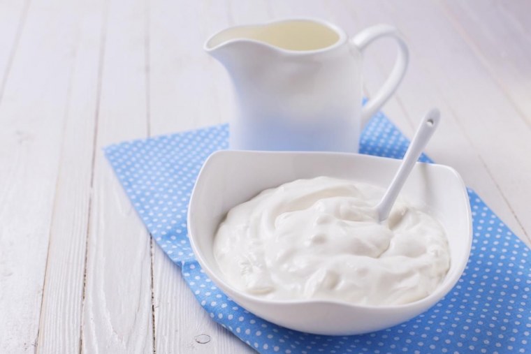 Сметана деревенская на белом фоне