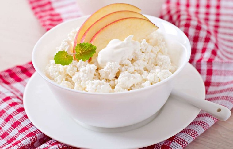 Творог со сметаной и фруктами
