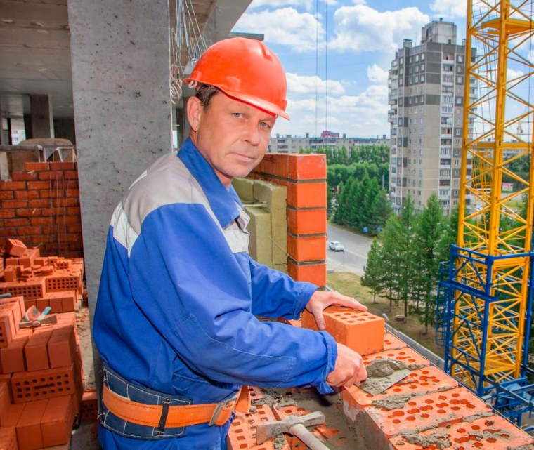 Каска и перчатки