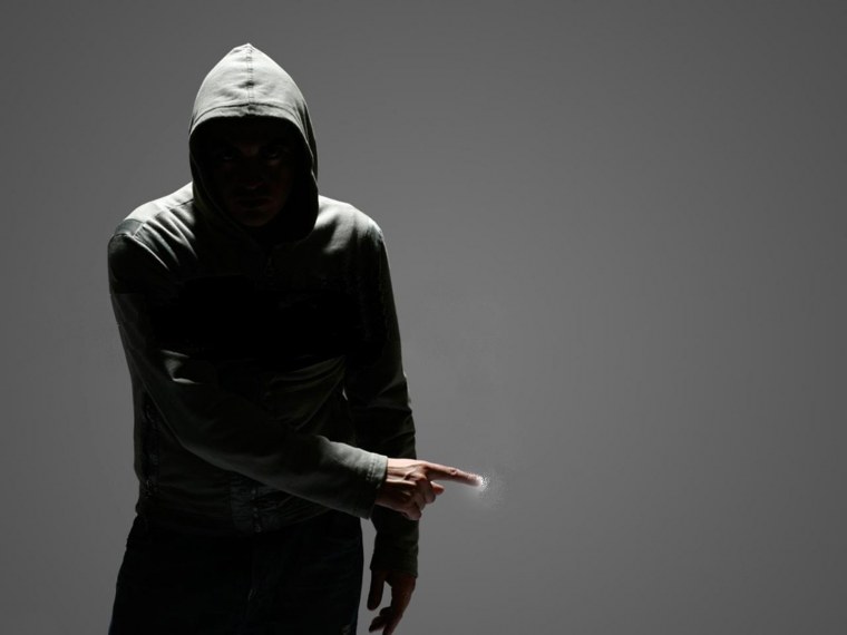 Человек в маске и капюшоне