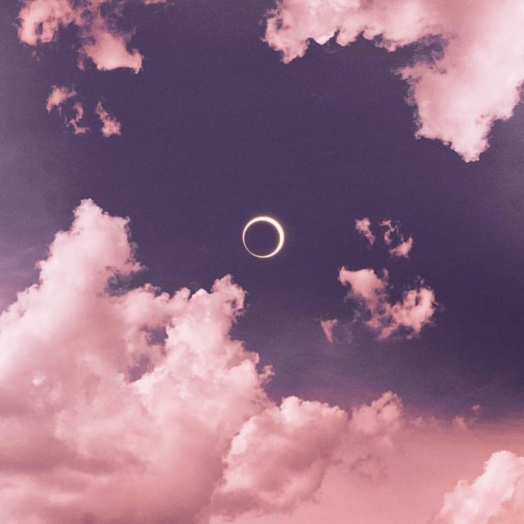 Розовые облака и Луна