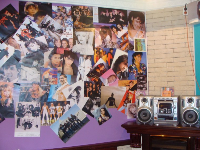 Комната с постерами 90х