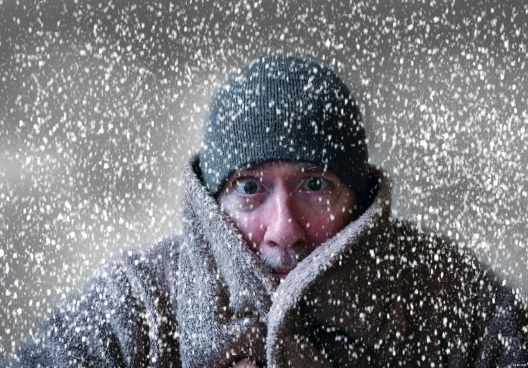 Девушка мерзнет