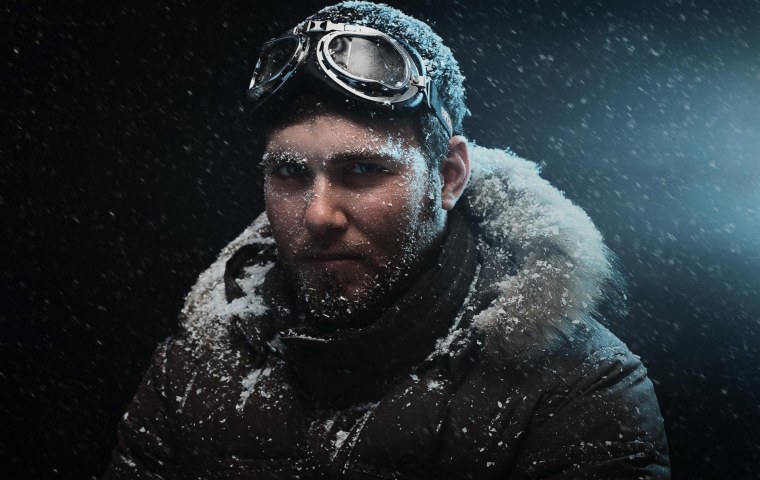 Девушка в шапке и шарфе