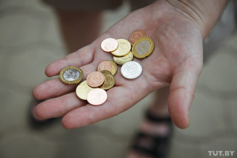 Рука с монетой