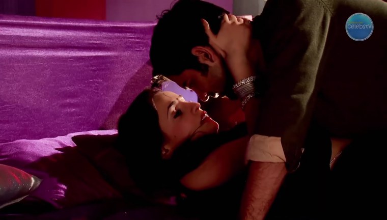 Арнав и Кхуши поцелуй