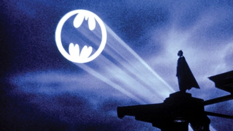 Бэтмен на крыше с прожектором