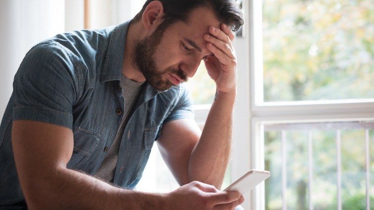 Мужчина грустит