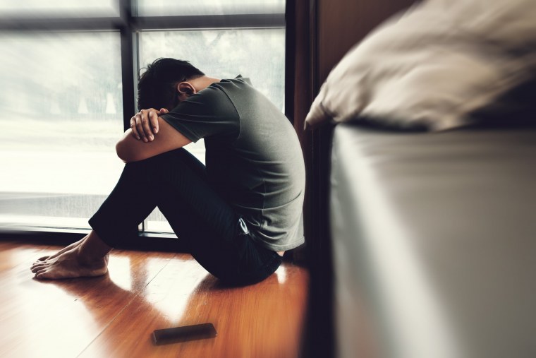 Человек грустит