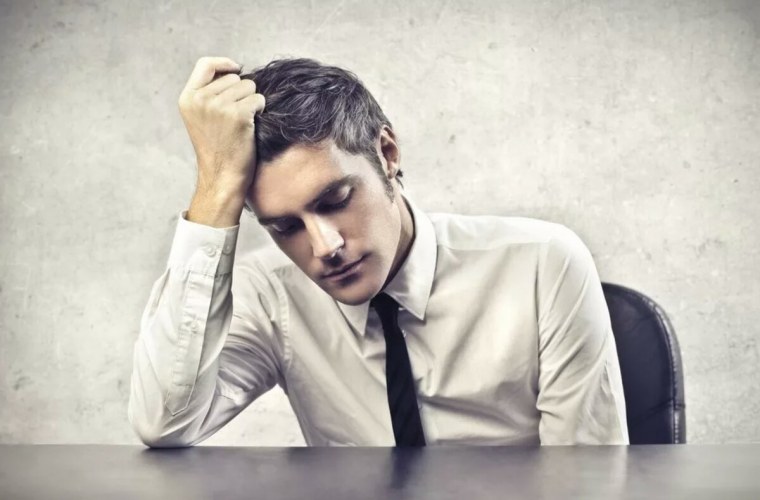 Парень с опущенной головой