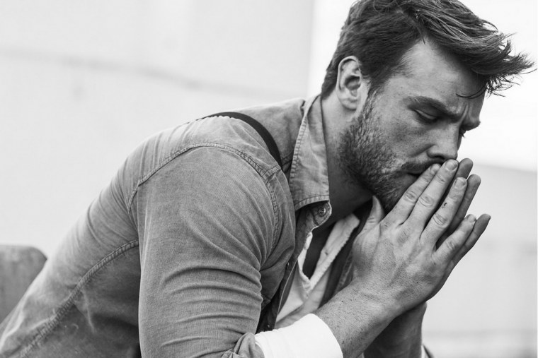 Человек грустит