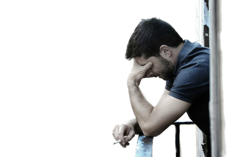 Мужчина курит на балконе