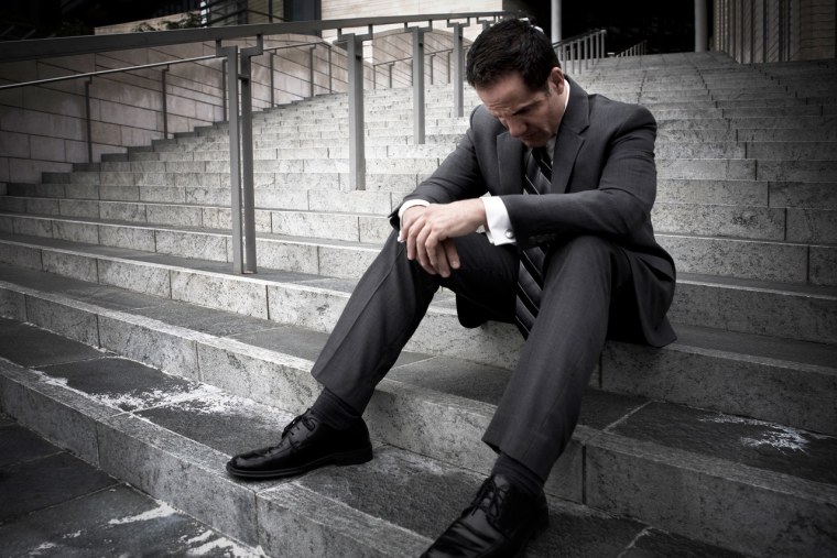 Грустный мужчина в костюме