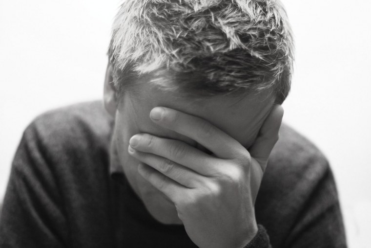 Человек грустит