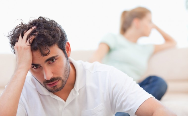 Парень грустит