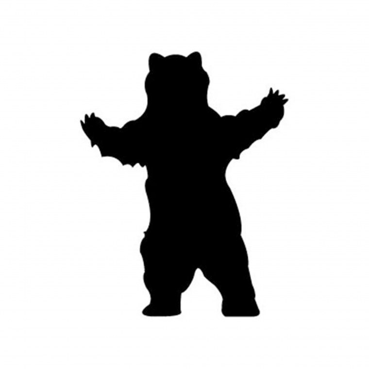 Силуэт медведя в лесу