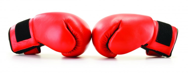 Перчатки боксерские друг об друга